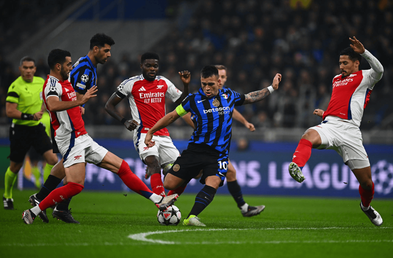 截止到上周为止，T1在联赛中的战绩为13胜1负 而这唯一的一负，正是输给了当时经历三连败的HLE