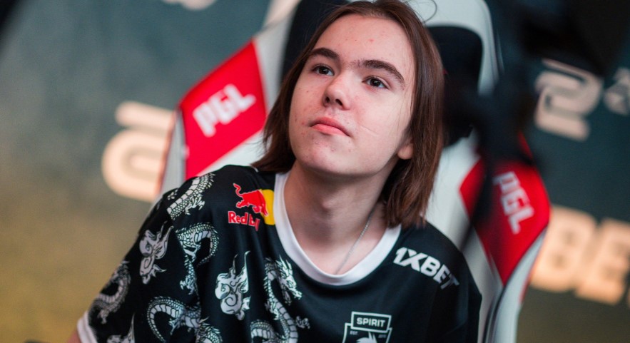 左吴：阵容在23日确认，24日， Scout 的经纪公司退出，紧急通知 Tian 寻找战队。